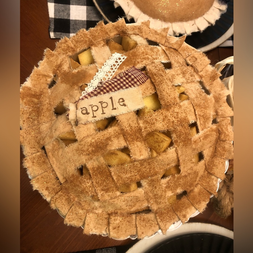 2 apple pies for Lalight plus a free gift of a mini pie as my thank you